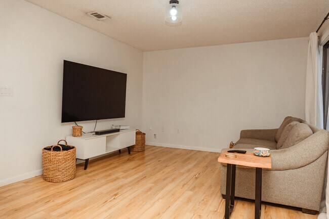 Building Photo - 118 Kipling Dr