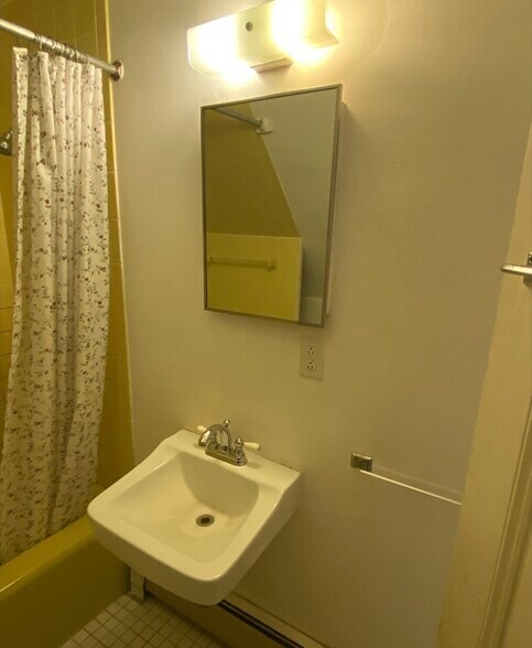 Building Photo - 139 Antrim St