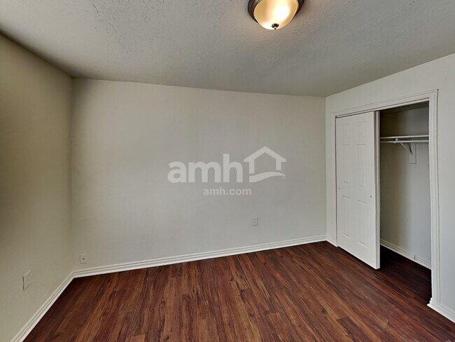 Building Photo - 5956 S Stone Flower Way