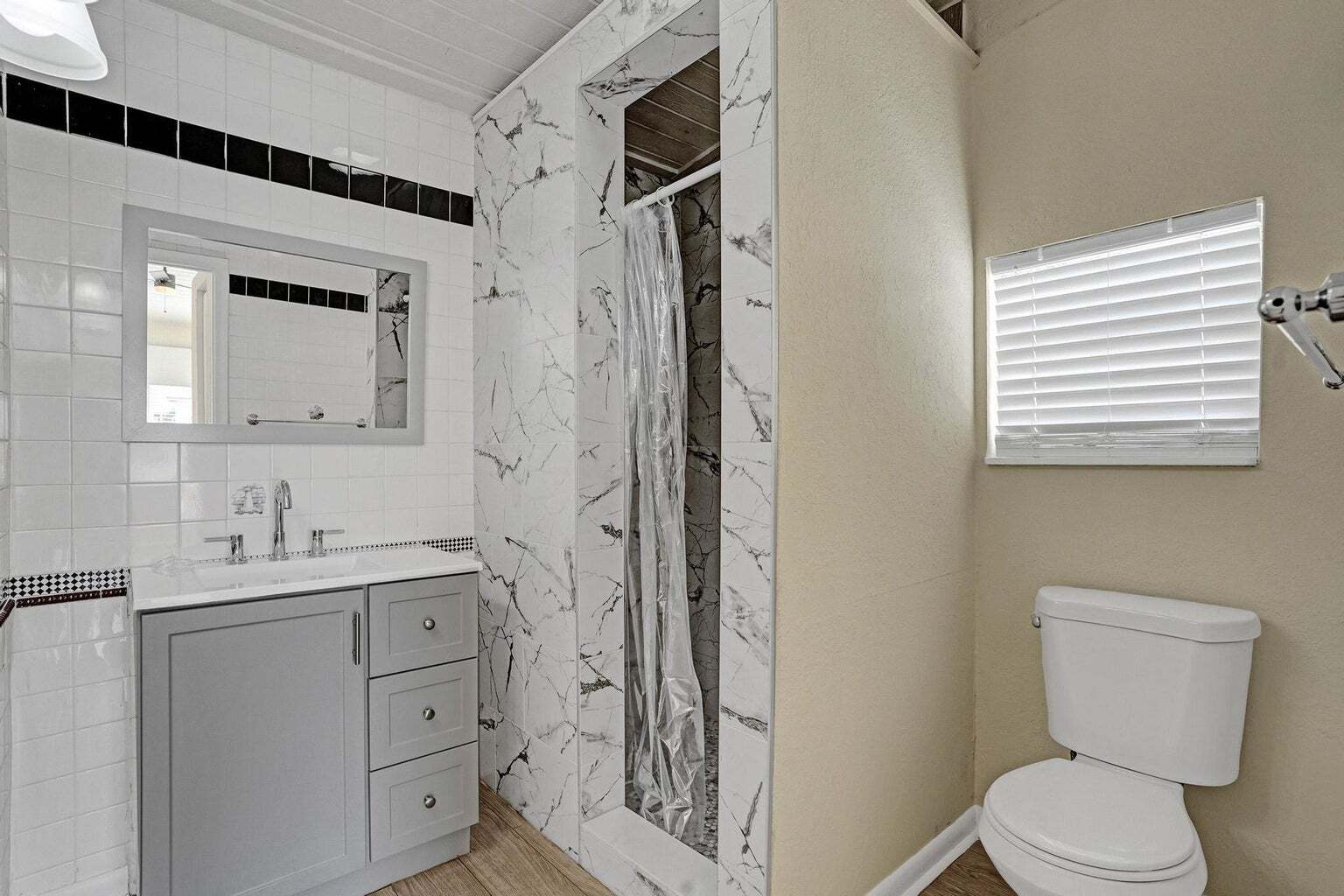 Building Photo - 1205 S Lake Dr