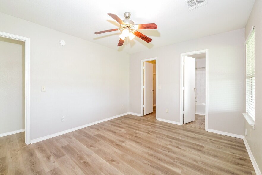 Building Photo - 1101 Edinburg Dr