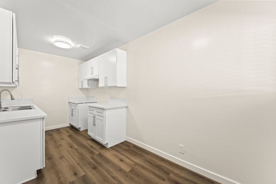 Building Photo - 862 W 84th St