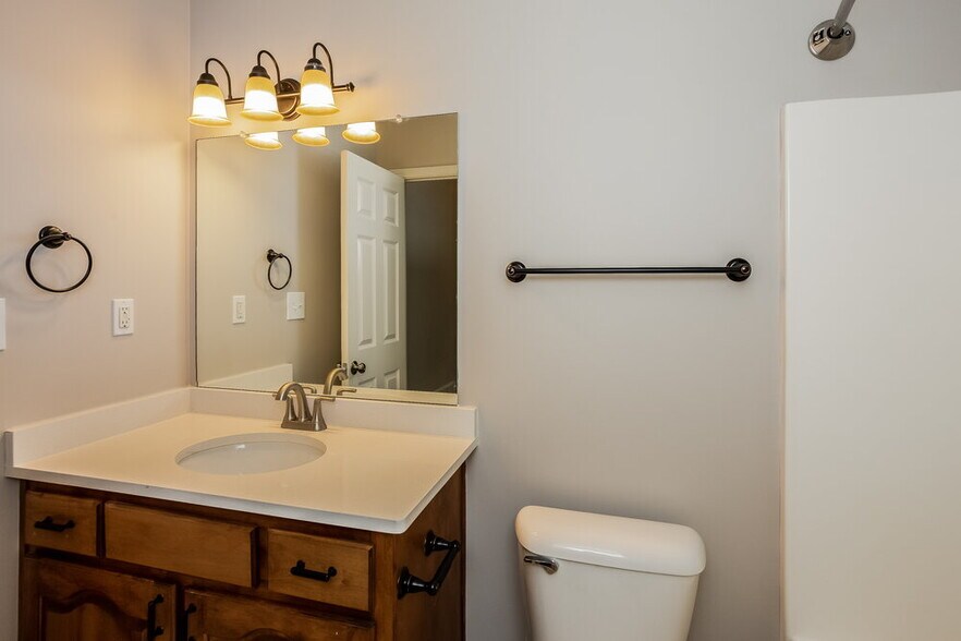 Building Photo - 610 Classic Dr N