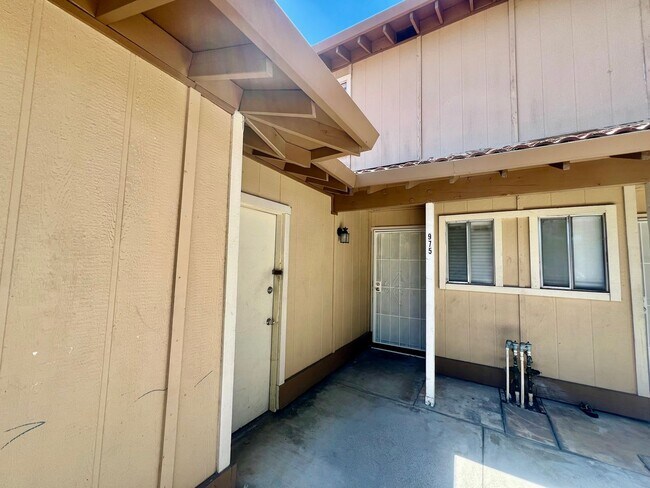 Building Photo - Duplex available in Little Saigon!