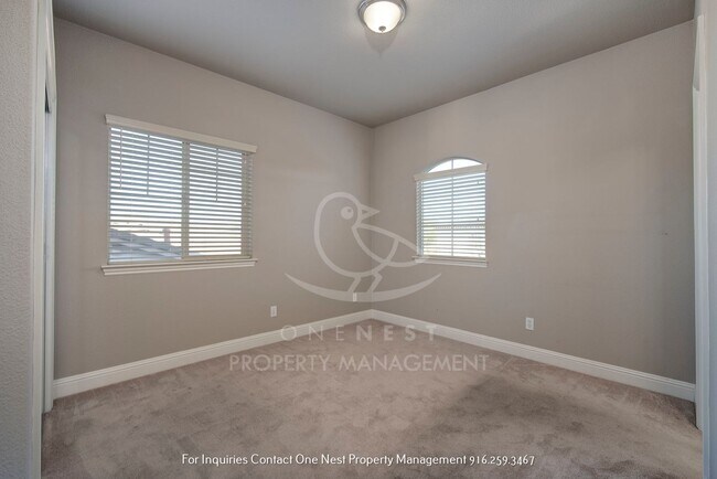 Building Photo - Fantastic - one of a kind 5 bdrm 4 bth home with pool