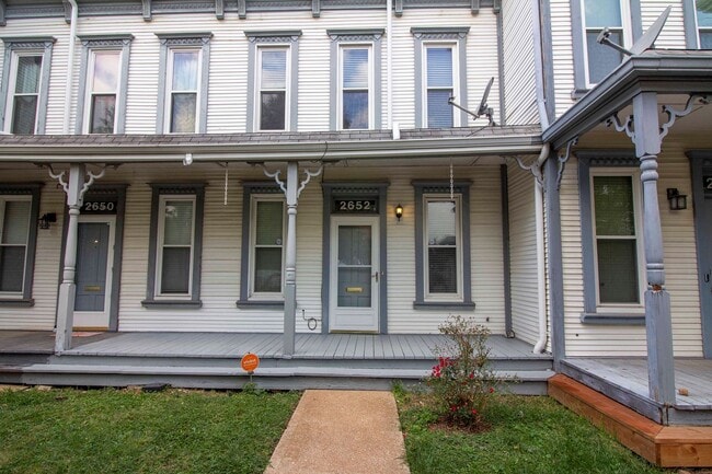 Building Photo - Large Townhome w/ garage in sought after Gate District!