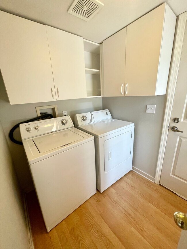 Building Photo - Kenmore Townhouse at Canterbury