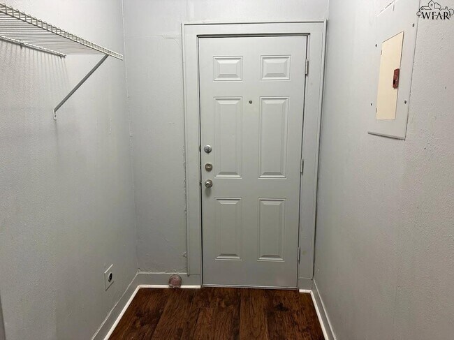 Building Photo - 1661 1/2 Collins Ave