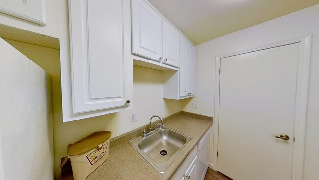 Kitchen - La Salle Apartments