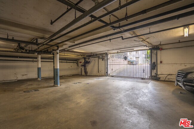 Building Photo - 425 S Kenmore Ave