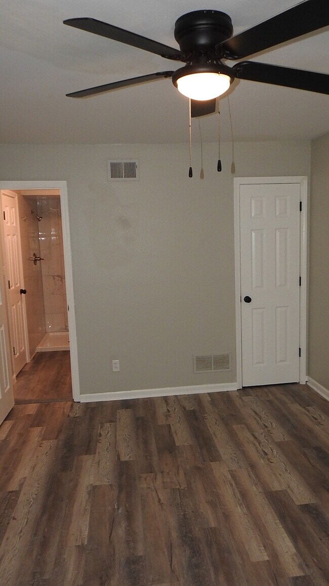 Building Photo - Incredibly spacious 4 bedrooms and 2 baths top-floor duplex located on Elmwood Ave in Kansas City...
