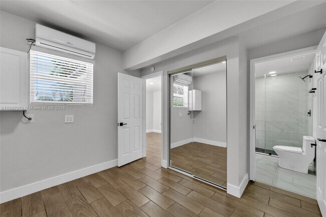 Building Photo - 2224 Plunkett St