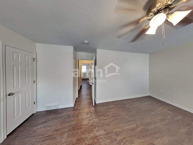 Building Photo - 949 580 E