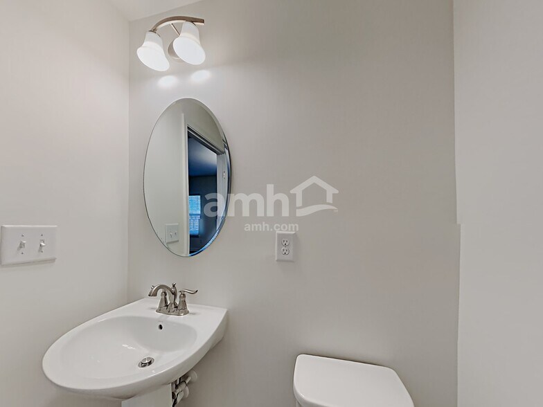 Building Photo - 5062 Twin River Dr