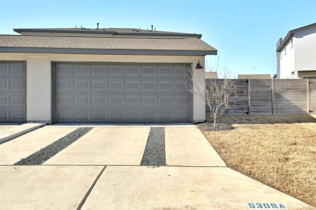 Building Photo - 5309a Baythorne Dr