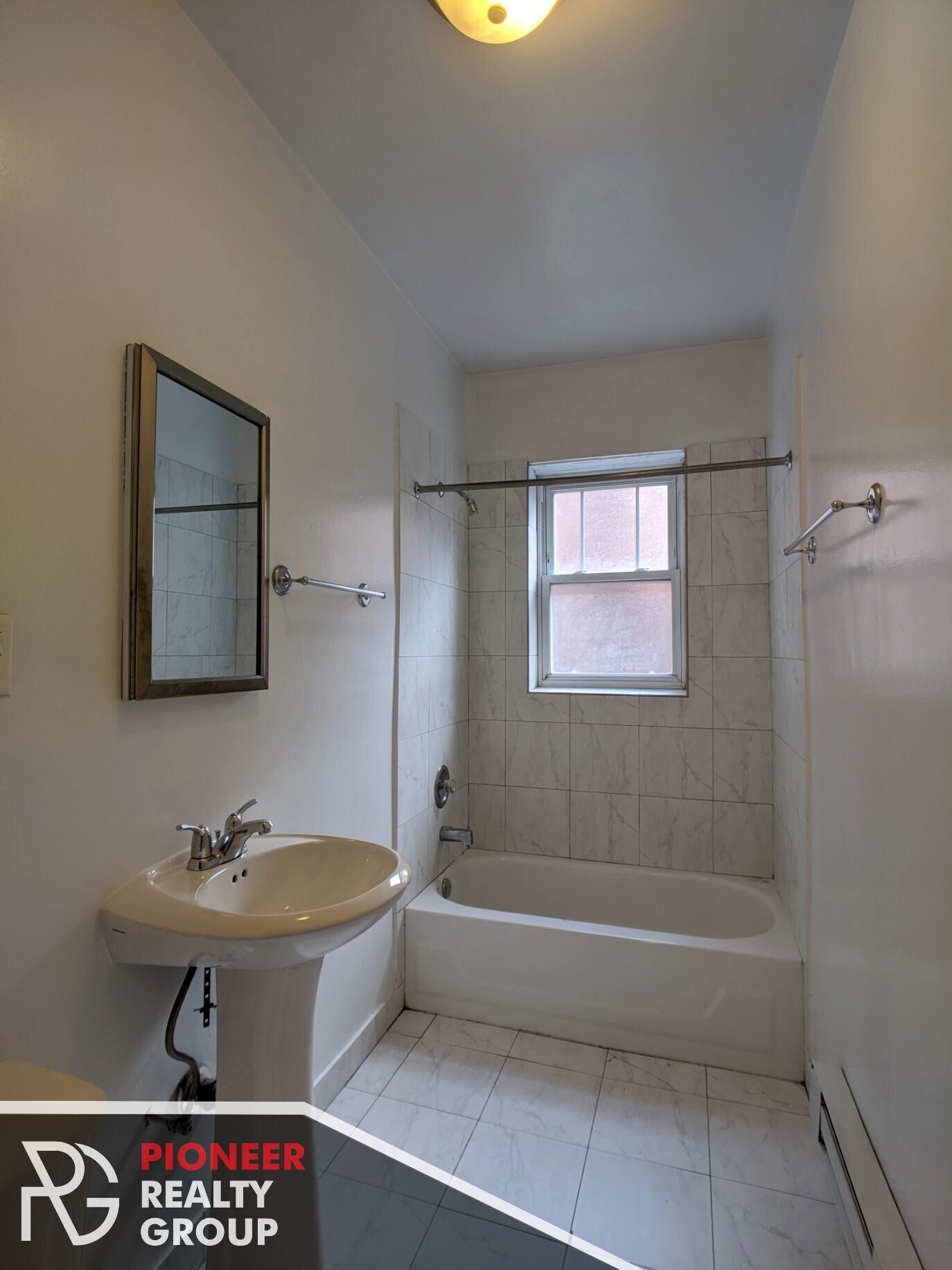 Building Photo - 951 W Cornelia Ave