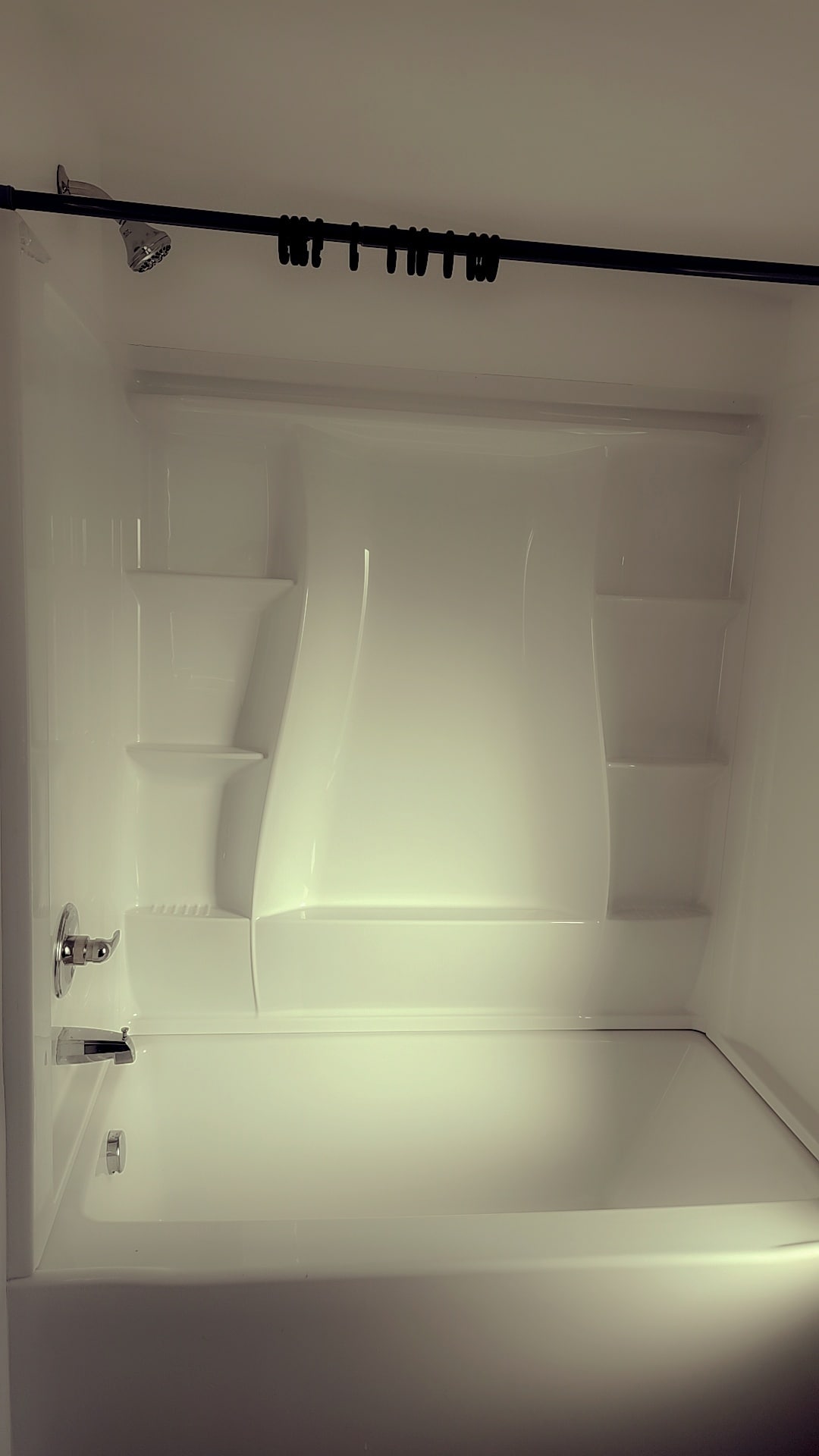 Shower/tub - 806 N Ann St