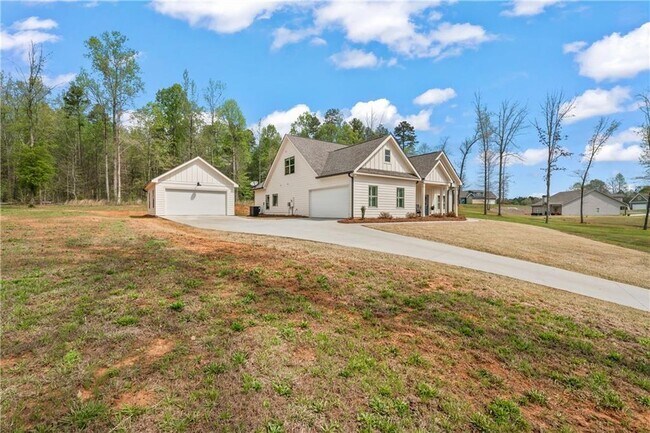 Building Photo - 214 Oakwood Dr