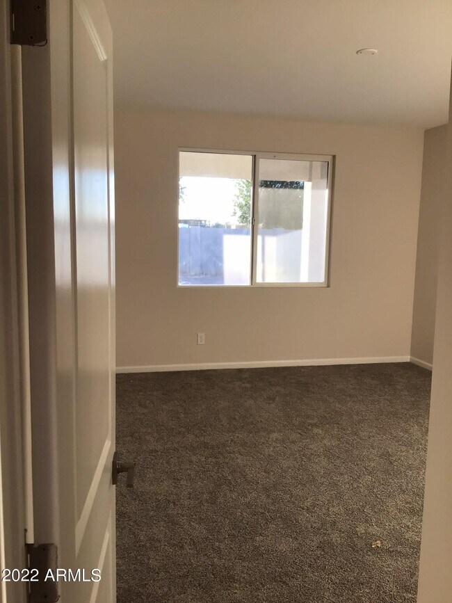 Building Photo - 691 S Silvercreek Pl