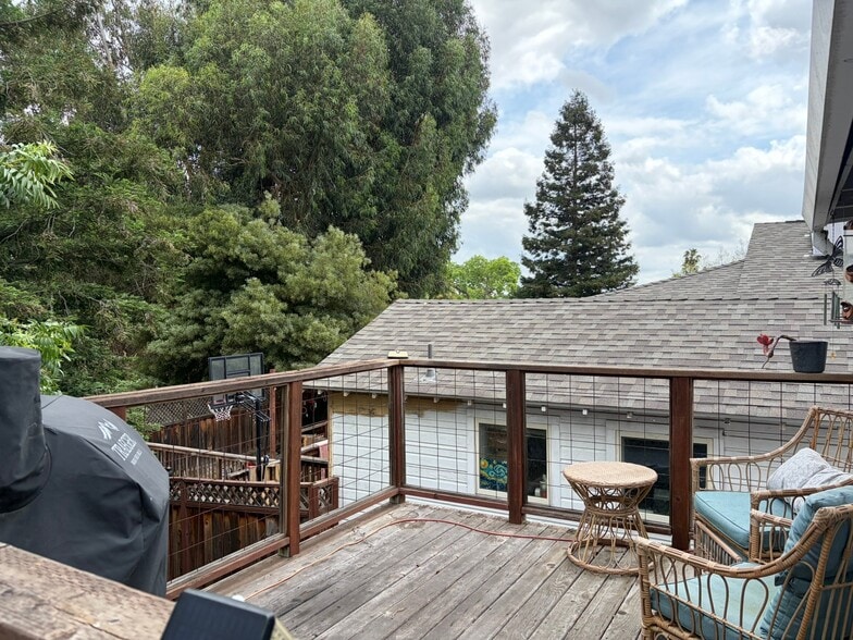 Building Photo - 2320 Saxon St