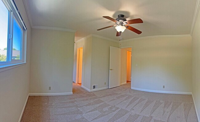 Building Photo - Beautifully Updated 3 Bedroom, 2.5 Bathroom Townhome!