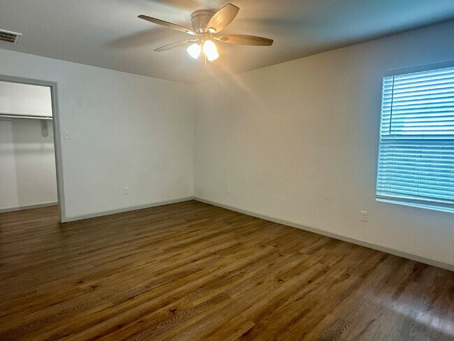 Building Photo - Like-New 3/2!