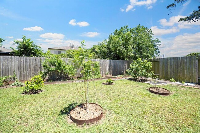 Building Photo - 12730 Pelican Bay Dr