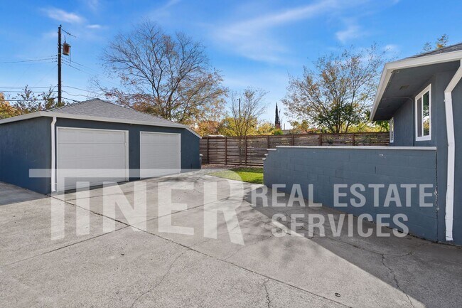 Building Photo - Tahoe Park 2 Bedroom Duplex