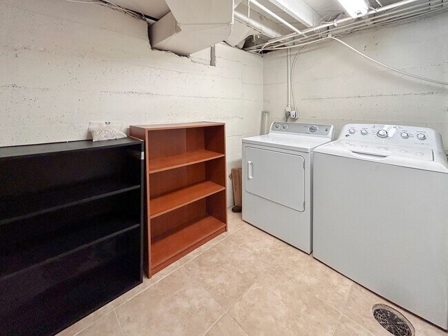 Building Photo - $0 DEPOSIT OPTION! UNIVERSITY PARK/DU, BEAUTIFUL RANCH HOME, 3 CAR GARAGE, HARDWOOD FLOORS, SOLAR...