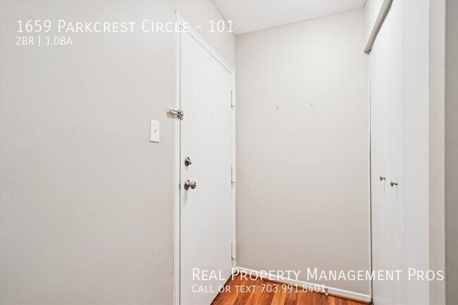 Building Photo - 1659 Parkcrest Cir