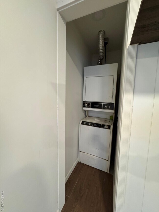 Building Photo - 16 Rock Hill Rd