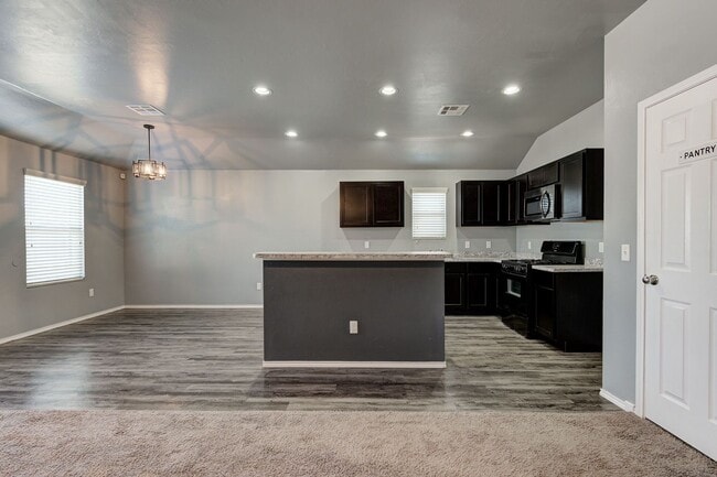 Building Photo - Gorgeous 4 Bed 2 Bath Home in Heart Of Mustang!!