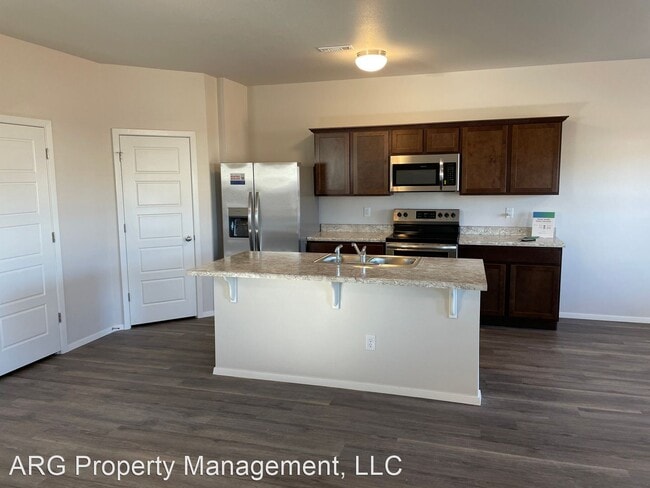 Building Photo - 3 br, 2.5 bath House - 3211 Red Tail Way