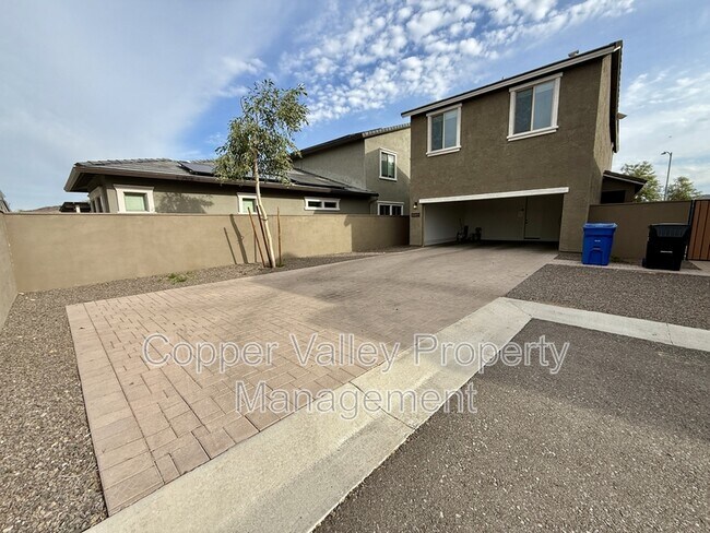 Building Photo - 2034 W Lariat Ln