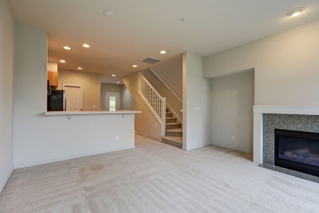 Building Photo - Lovely 2BR 1.75BA Issaquah Town Home, Perf...