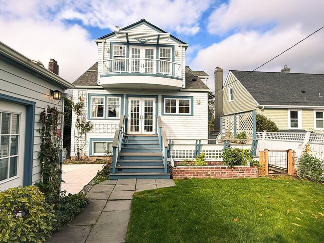 Building Photo - STEPS to Green Lake! 3BR Tudor Home w/ Lan...