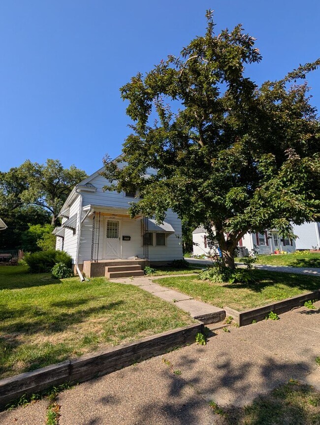 Building Photo - 2737 11th Ave
