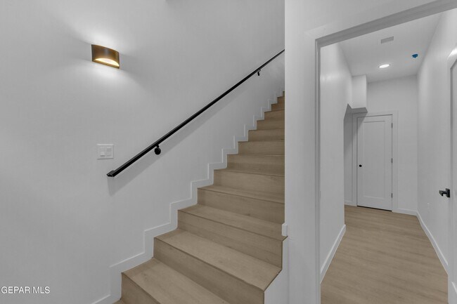 Building Photo - 1519 Golden Hill Terrace