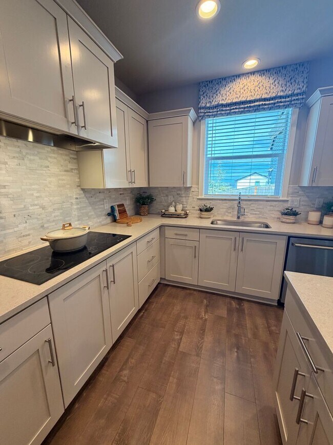 Building Photo - Model home! 4-bed 3-Bath Home on Moon MTN!