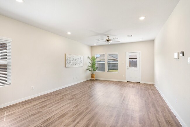 Building Photo - 5811 Blue Grama Dr