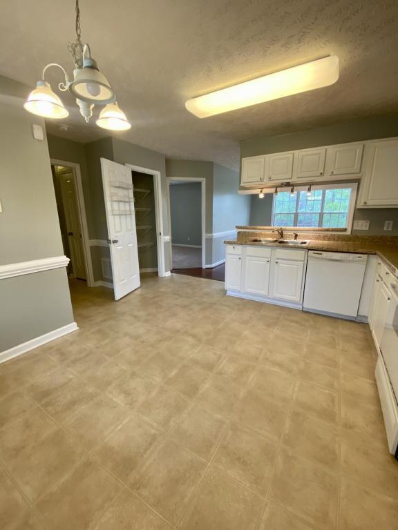 Building Photo - 8229 Foxtrail Dr