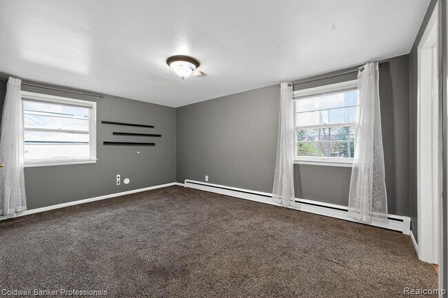 Building Photo - 4448 Greenwood Dr