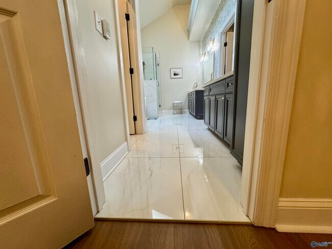 Building Photo - 1024 Split Rock Cove