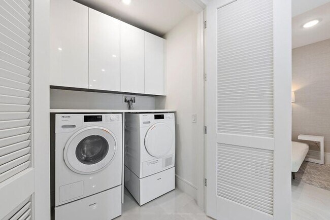 Building Photo - 220 Lake Shore Dr