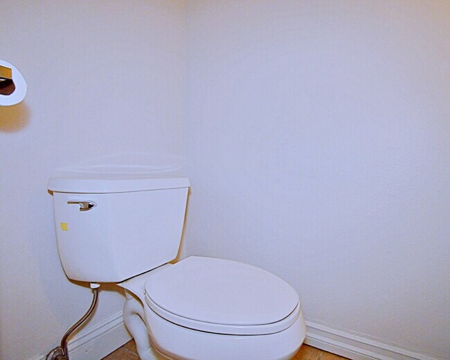 Building Photo - "Discover Your Oasis: Spacious 3-Bed Condo with Granite Touches in Palm Springs!"