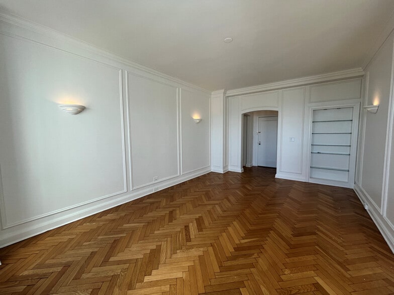 Building Photo - 925 E Wells St