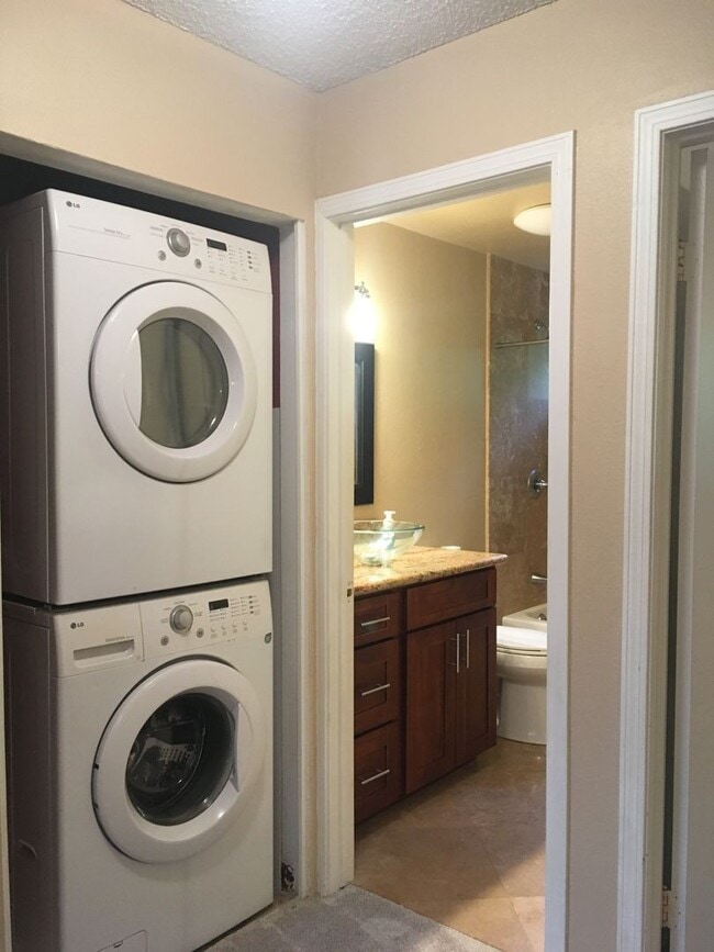 Building Photo - Healani Gardens-2 bed, 2 bath, 2 parking!
