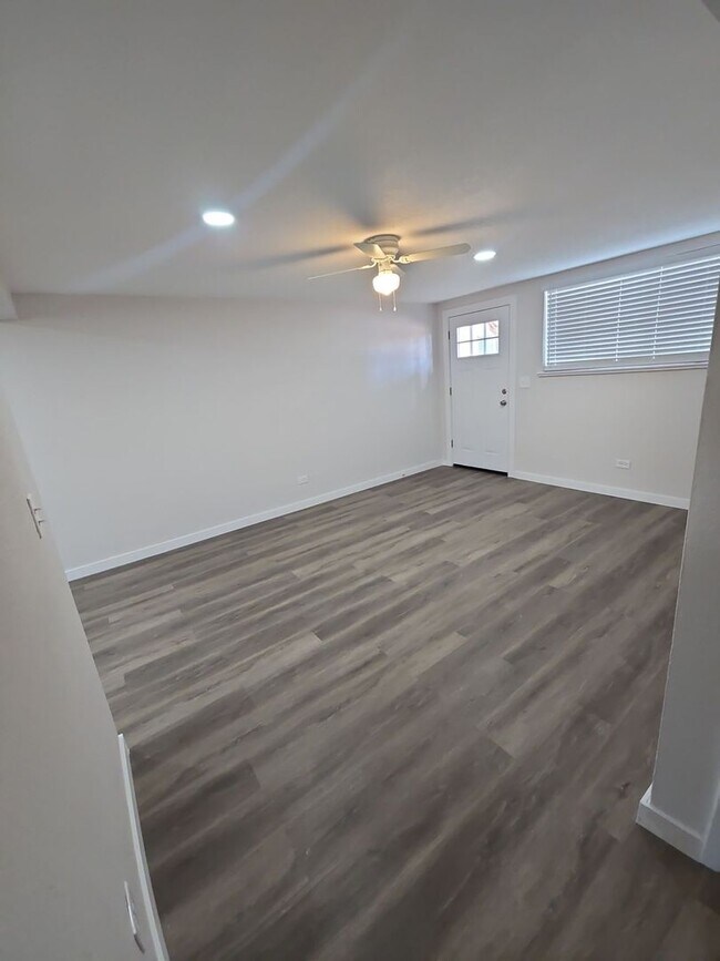 Building Photo - 2 Bed Garden Level Unit Available in Lakewood