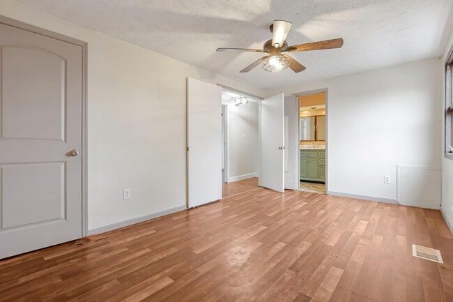 Building Photo - 2543 Stonington Ave