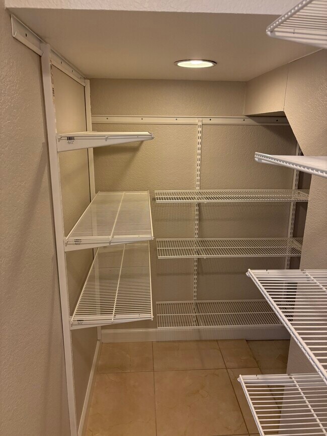 Building Photo - 1938 Stratton Cir